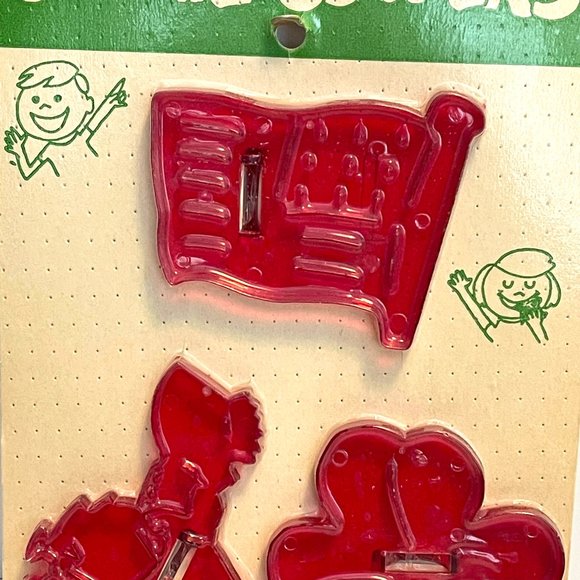 HRM Red Plastic Cookie Cutters Vintage New on Card Set of 3 Rare Collectibles - Picture 2 of 5